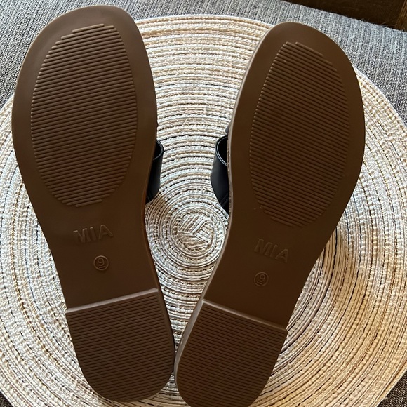 Size 9 MIA Black and Tan sandals. Brand new condition - Picture 2 of 2